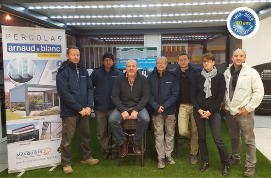 Professionels réunis sous une pergola Arnaud et Blanc