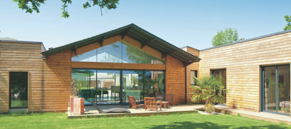 Maison en bois avec grandes fenêtres