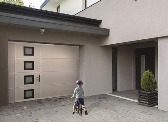 Porte de garage grise avec hublot Arnaud et Blanc