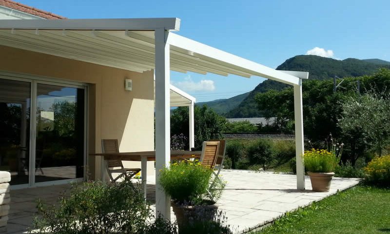 Pergola blanche en alu avec toile rétractable pour terrasse Arnaud et Blanc