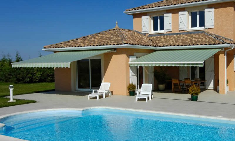 Stores monoblocs pour terrasse devant une piscine Arnaud et Blanc