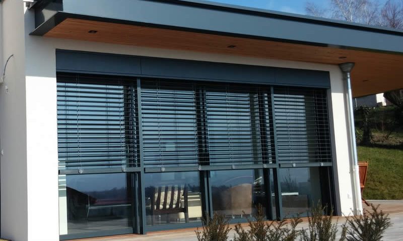 Store brise-soleil gris Arnaud et Blanc