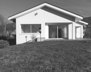 maison avec fenêtres en noir et blanc