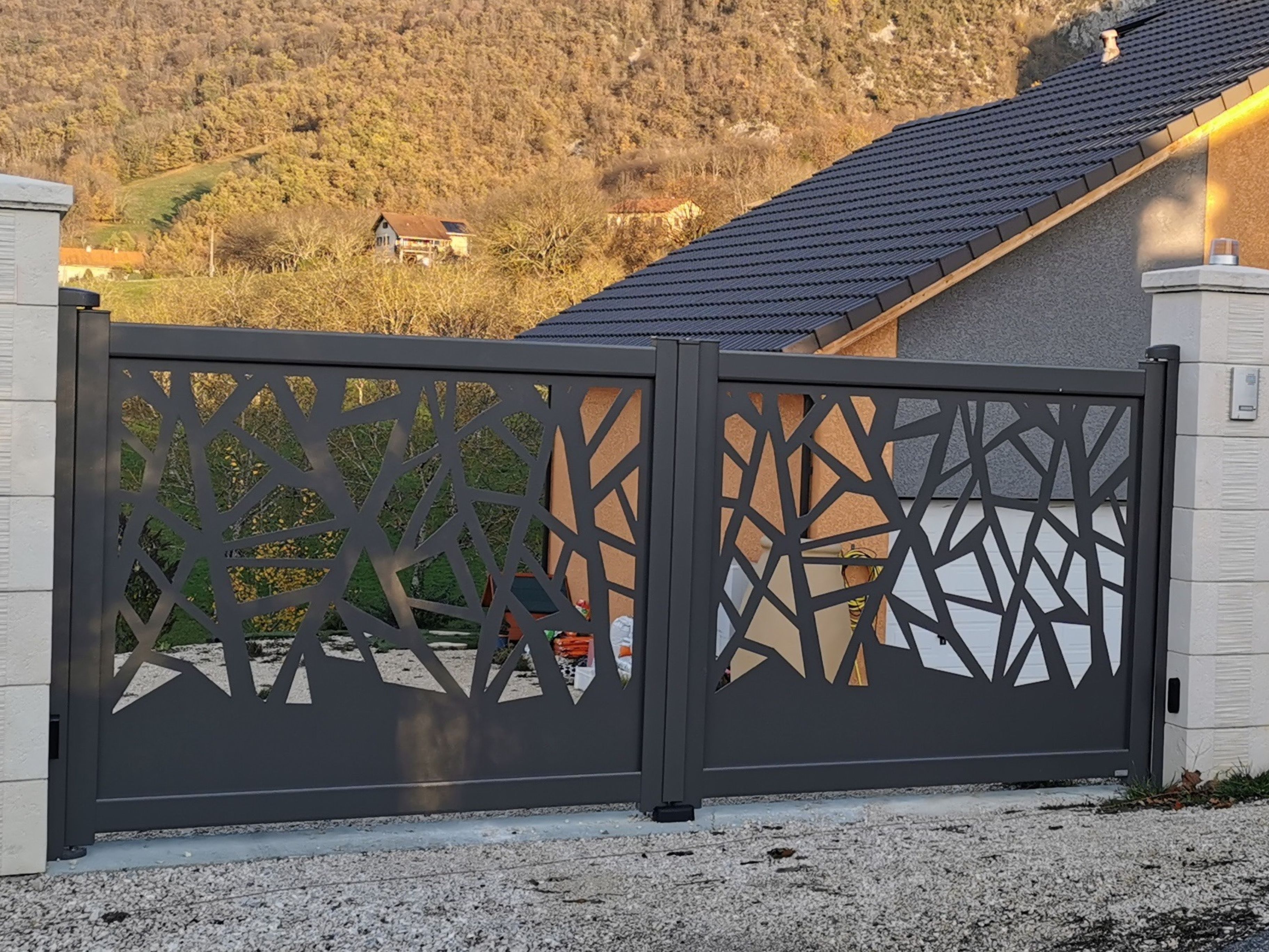 portail découpe brocelian arnaud et blanc