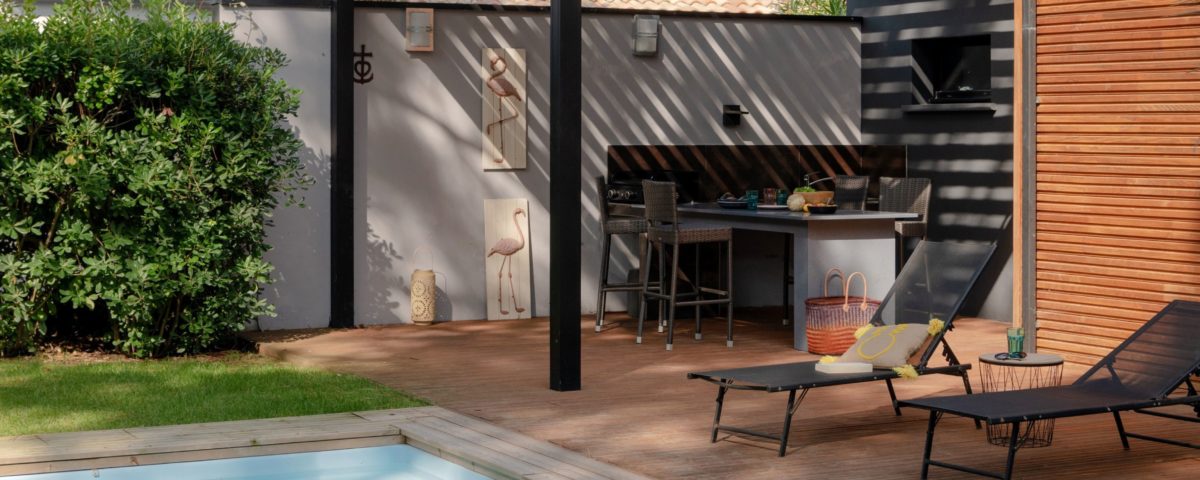 Pergola noire sur maison et piscine - Arnaud et Blanc