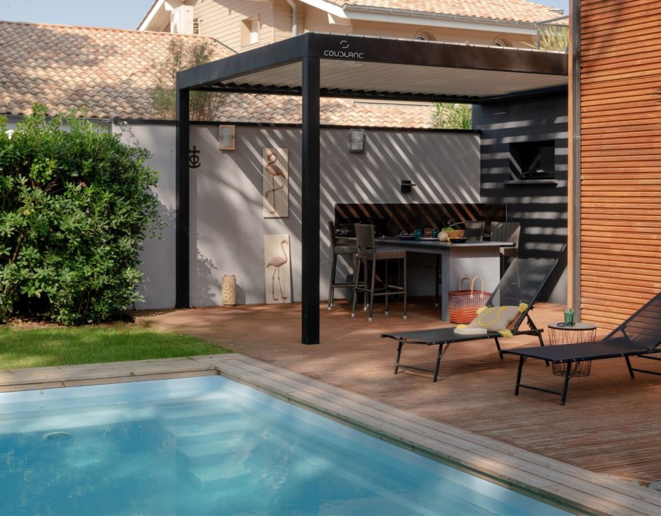 Pergola noire sur maison et piscine - Arnaud et Blanc