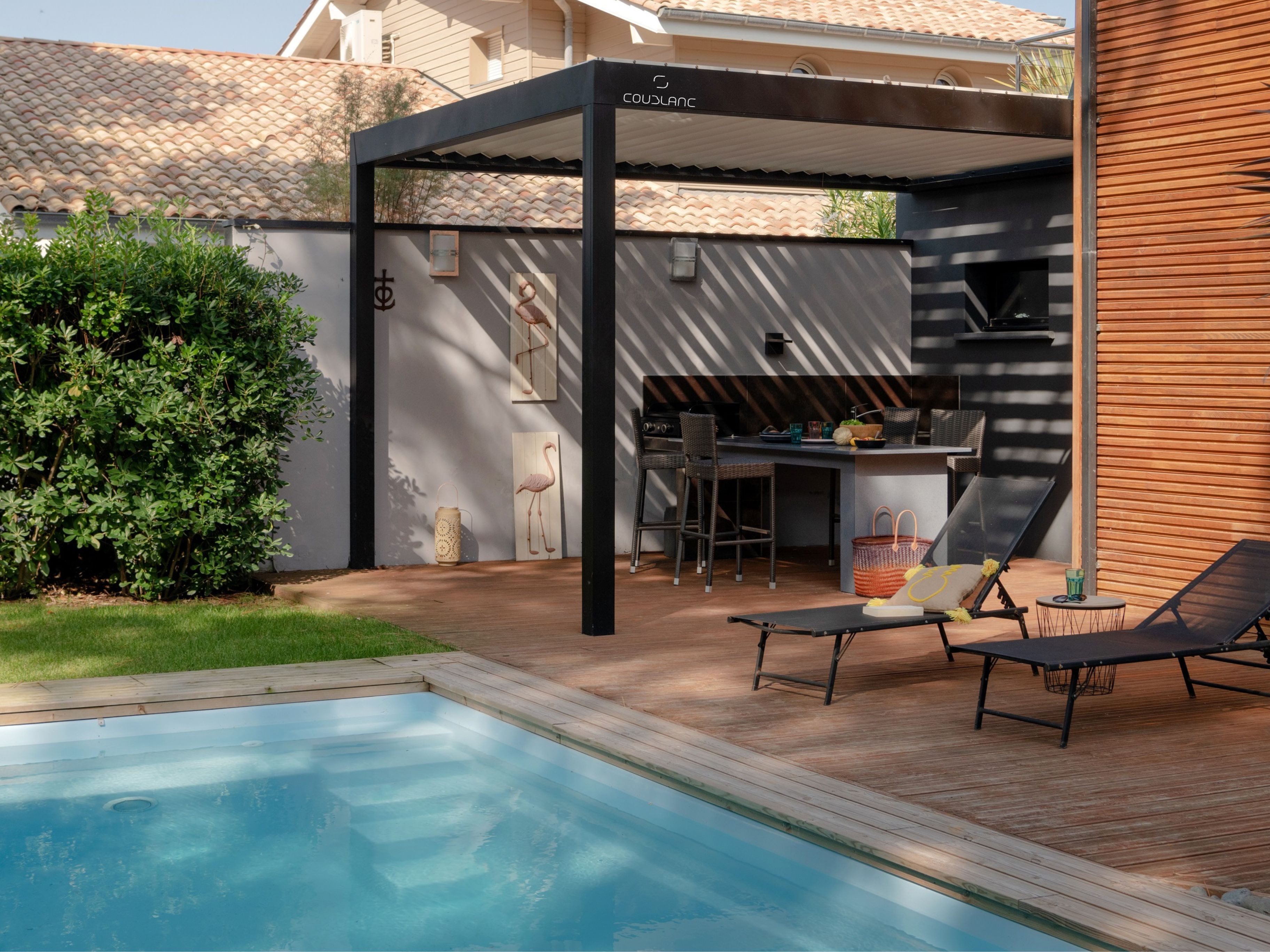 Pergola noire sur maison et piscine - Arnaud et Blanc