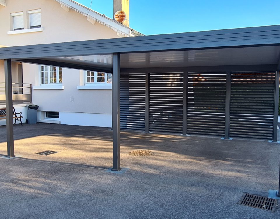 Un carport pour voiture installé à Têche (38) par Arnaud et Blanc.