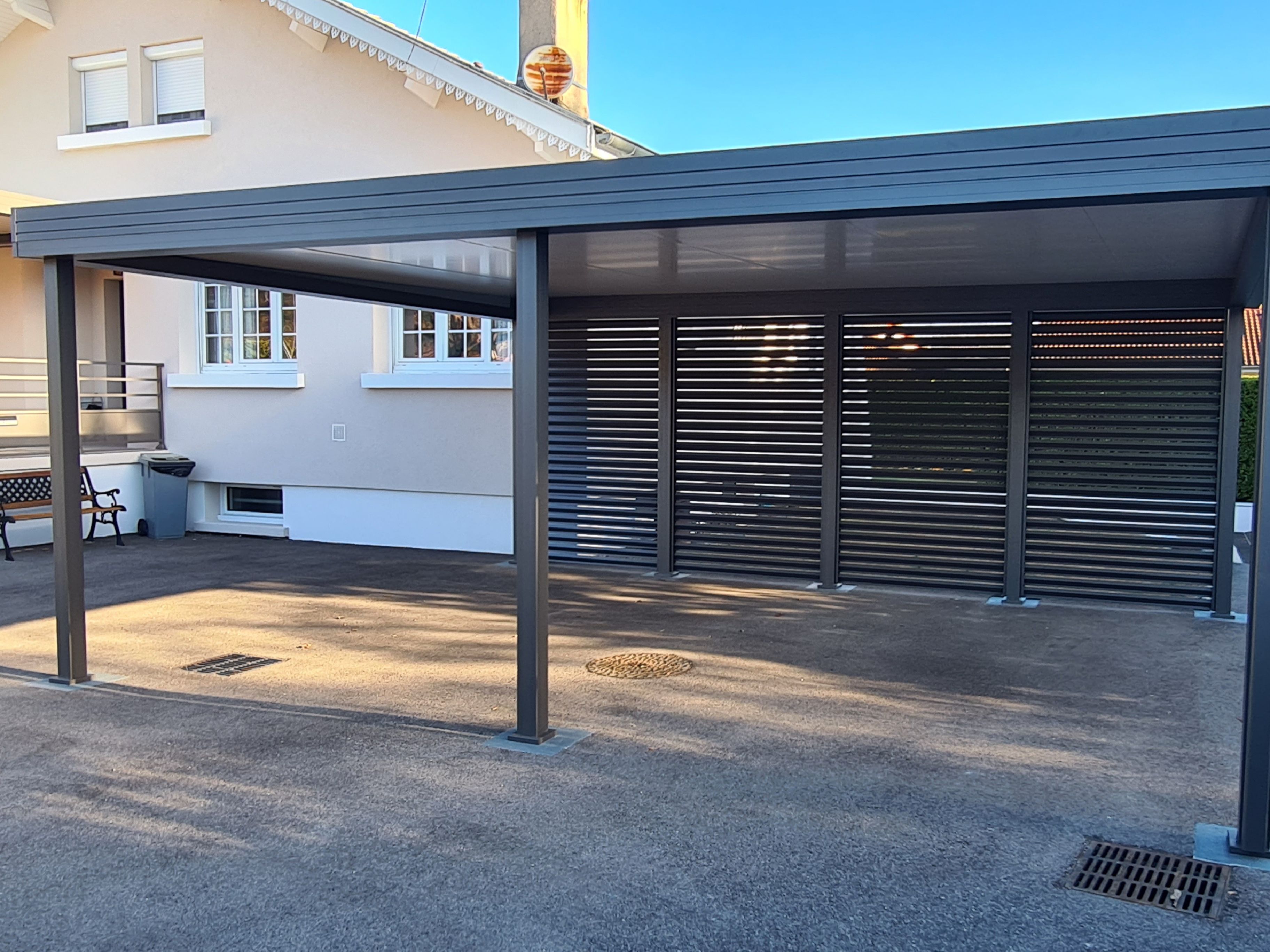 Un carport pour voiture installé à Têche (38) par Arnaud et Blanc.