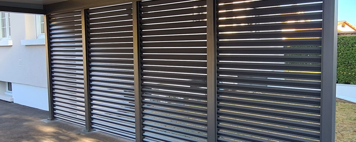 Intérieur d'un carport pour voiture installé à Têche (38160) en Isère apr les équipes Arnaud & Blanc.