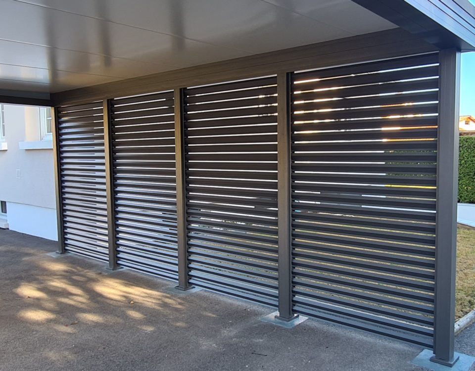 Intérieur d'un carport pour voiture installé à Têche (38160) en Isère apr les équipes Arnaud & Blanc.
