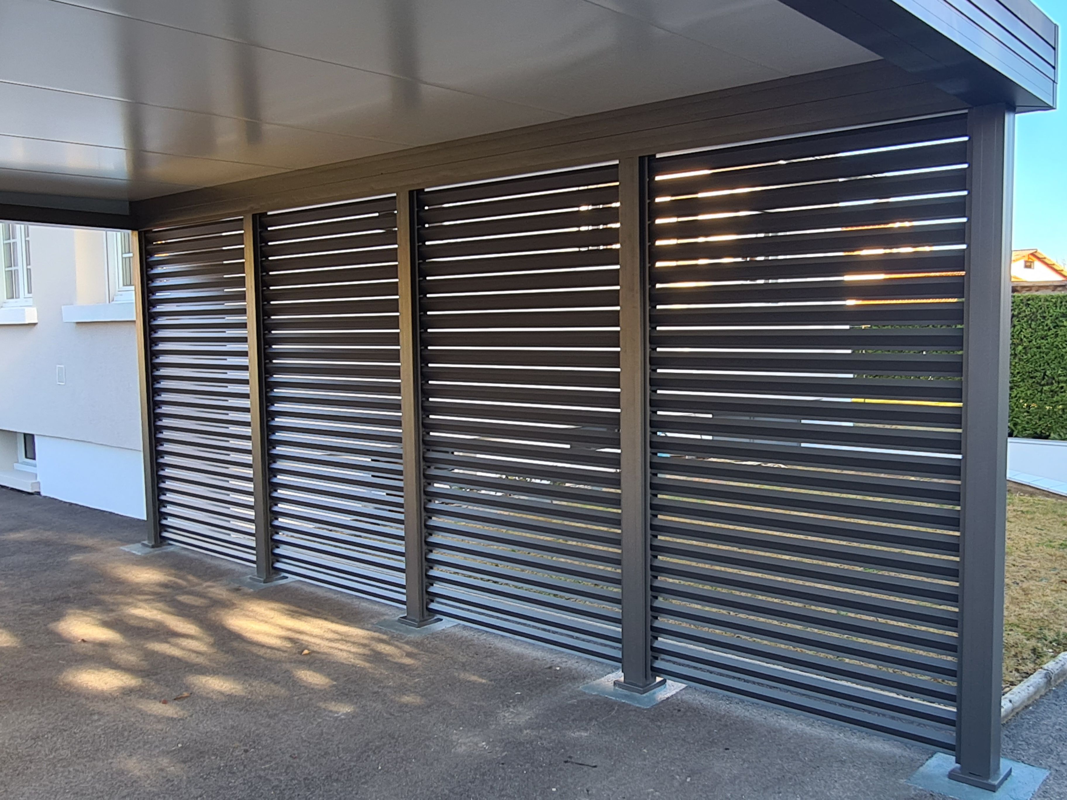 Intérieur d'un carport pour voiture installé à Têche (38160) en Isère apr les équipes Arnaud & Blanc.