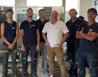L'équipe pose et technique d'Arnaud et Blanc à votre service pour vos pergola, portes de garage, menuiseries.