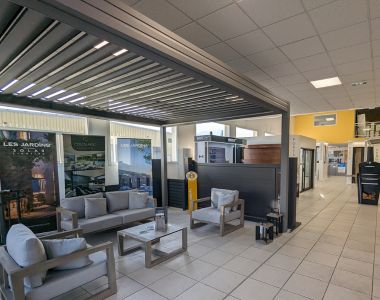 L'espace d'exposition avec pergola, mobilier extérieur d'Arnaud et Blanc (38).