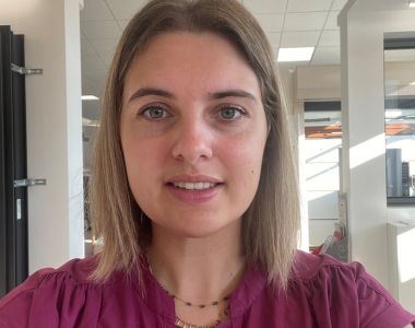 Manon blanc arrivée en 2025 dans l'équipe arnaud et blanc, portes et fenêtres saint-marcellin.
