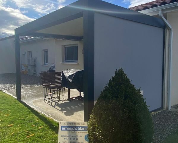 Arnaud et Blanc - Pergola a lames orientables avec store zipscreen