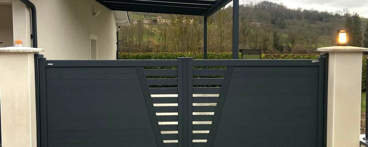 Portail battant Kostum alu gris chez un client particulier par Arnaud et Blanc