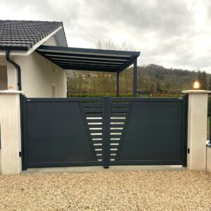 Portail battant Kostum alu gris chez un client particulier par Arnaud et Blanc