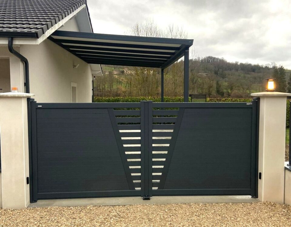 Portail battant Kostum alu gris chez un client particulier par Arnaud et Blanc