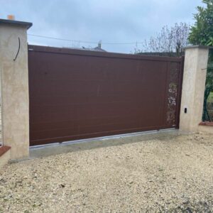 Portail Kostum Alu mars rouille sablé avec décor en découpe laser posé par Arnaud et Blanc