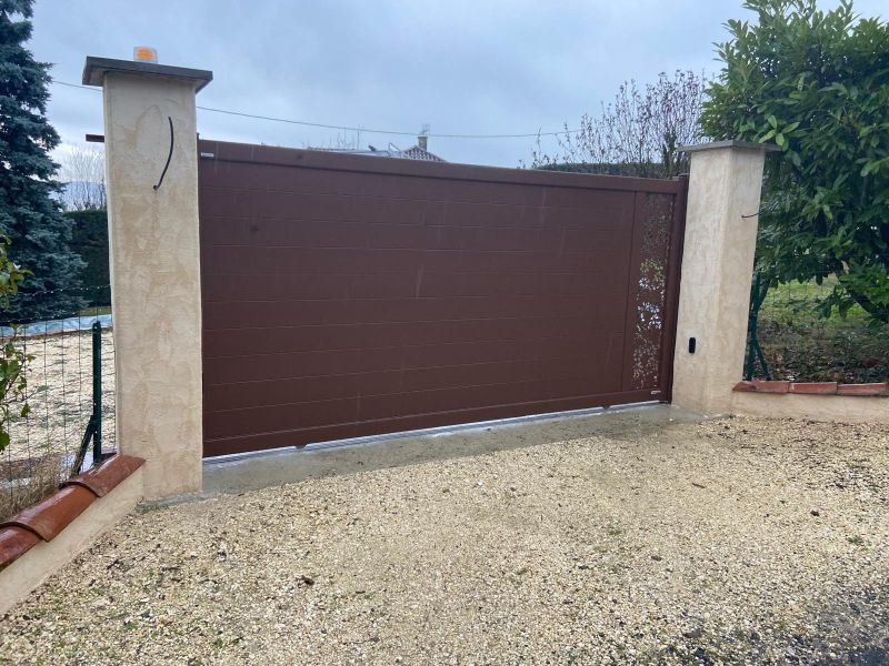 Portail Kostum Alu mars rouille sablé avec décor en découpe laser posé par Arnaud et Blanc