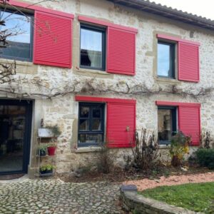Volets coulissants EHRET Alu rouge installé chez un particulier par Arnaud et Blanc