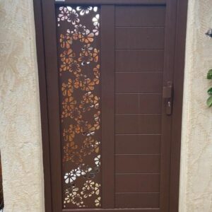 Portillon Kostum alu marron installé chez un particulier par Arnaud et Blanc