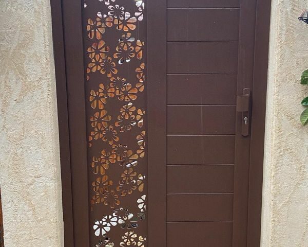 Portillon Kostum alu marron installé chez un particulier par Arnaud et Blanc