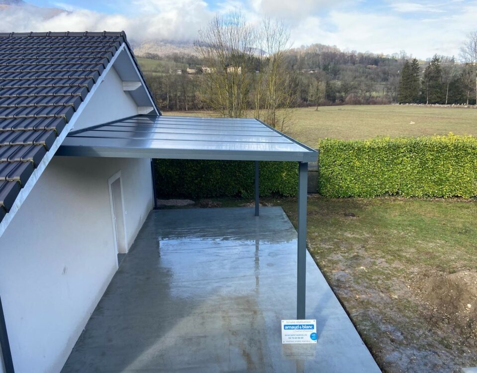 Carport Heolian chez un client particulier par Arnaud et Blanc