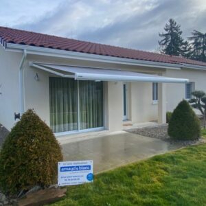 Store coffre blanc store roger chez un client particulier par Arnaud et Blanc