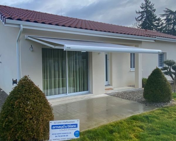 Store coffre blanc store roger chez un client particulier par Arnaud et Blanc