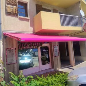 Store banne coffre Schenker alu rose chez un client professionnel par Arnaud et Blanc