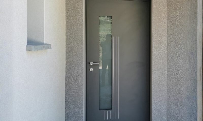 pose d'une porte d'entrée alu chez un particulier à Vinay,Isère par Arnaud & Blanc.