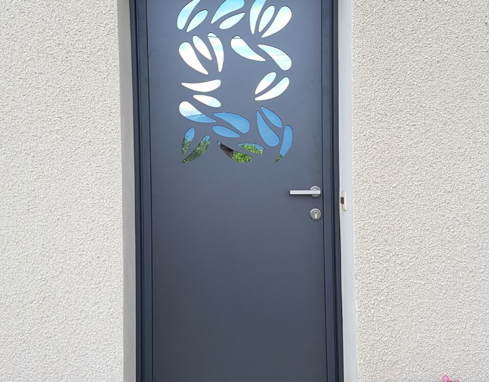 Pose de porte d'entrée en aluminium à Chevrières en Isère