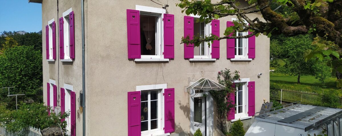 Pose de volets battants roses avec décor cœur par l'équipe Arnaud et Blanc