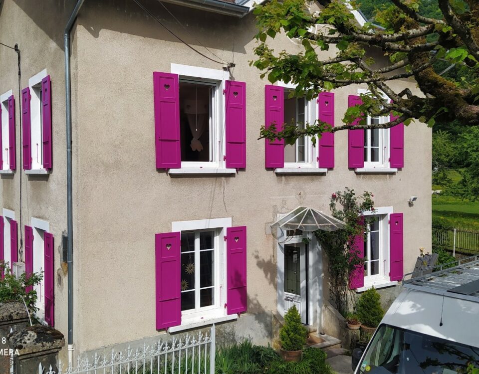 Pose de volets battants roses avec décor cœur par l'équipe Arnaud et Blanc