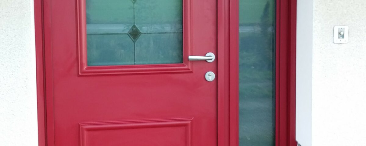 pose d'une porte d'entrée en alu rouge à l'Albenc par Arnaud et Blanc
