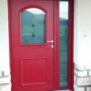 pose d'une porte d'entrée en alu rouge à l'Albenc par Arnaud et Blanc