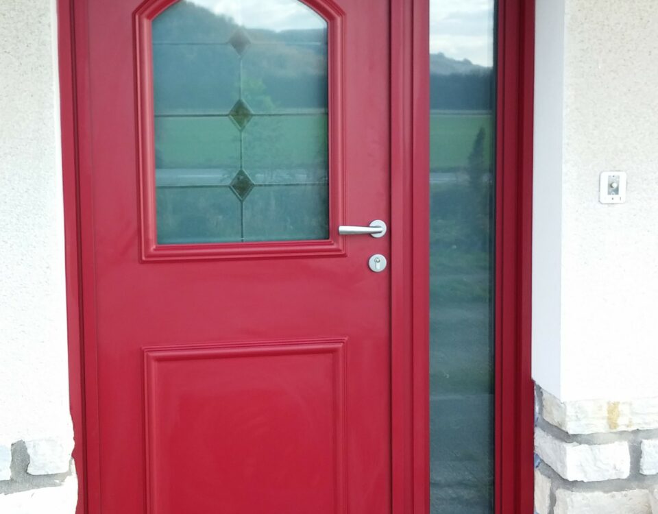 pose d'une porte d'entrée en alu rouge à l'Albenc par Arnaud et Blanc
