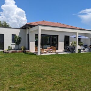 pose menuiseries sur maison neuve à st verand en Isère par l'équipe Arnaud & Blanc
