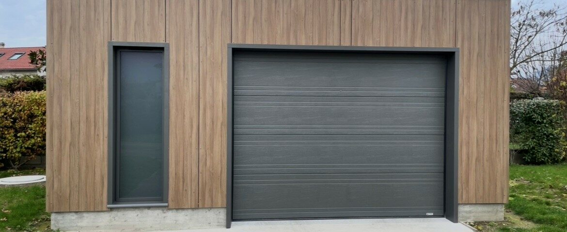 Pose de porte de garage à St Marcellin par l'équipe Arnaud et Blanc