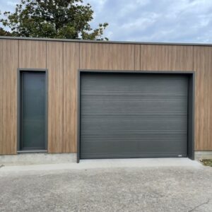 Pose de porte de garage à St Marcellin par l'équipe Arnaud et Blanc